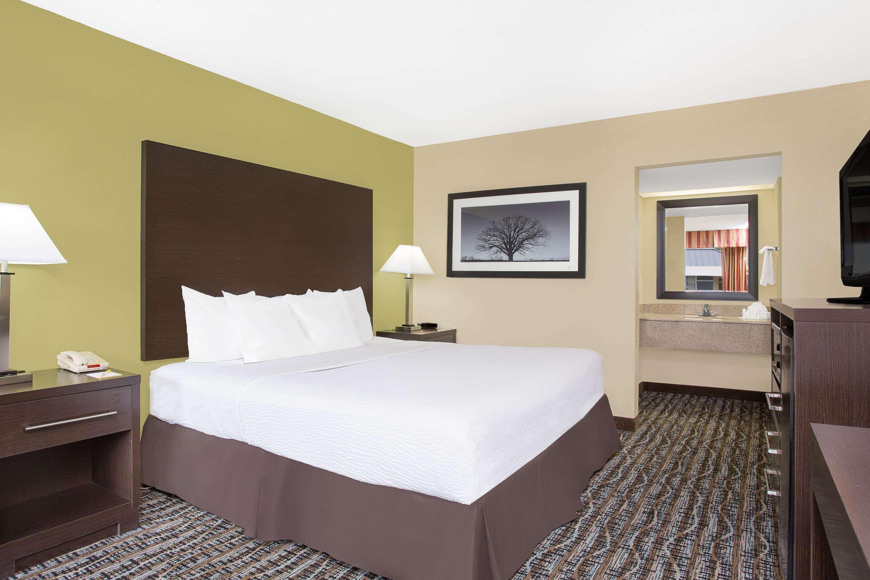 Days Inn By Wyndham Asheville/Mall Екстериор снимка
