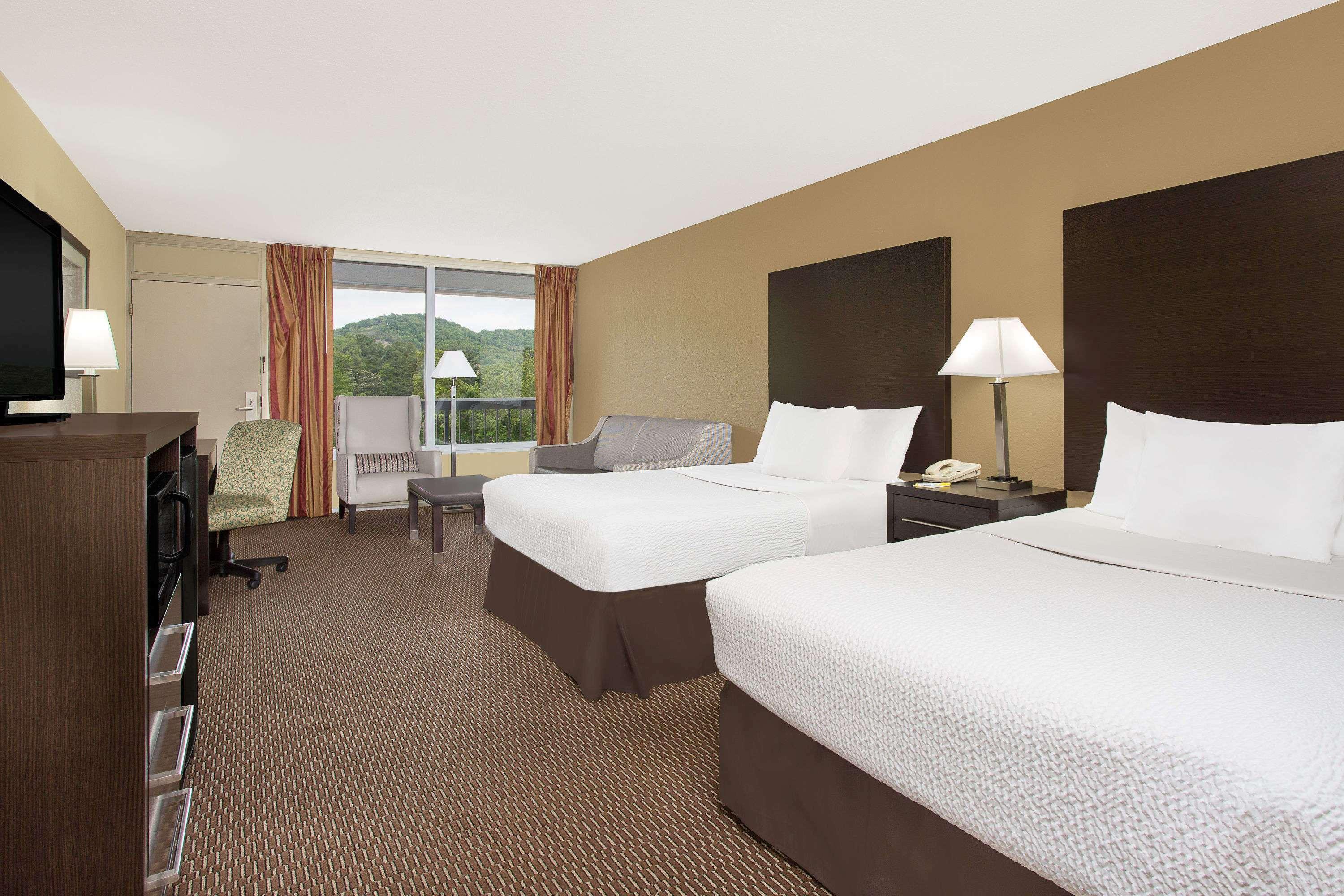 Days Inn By Wyndham Asheville/Mall Екстериор снимка