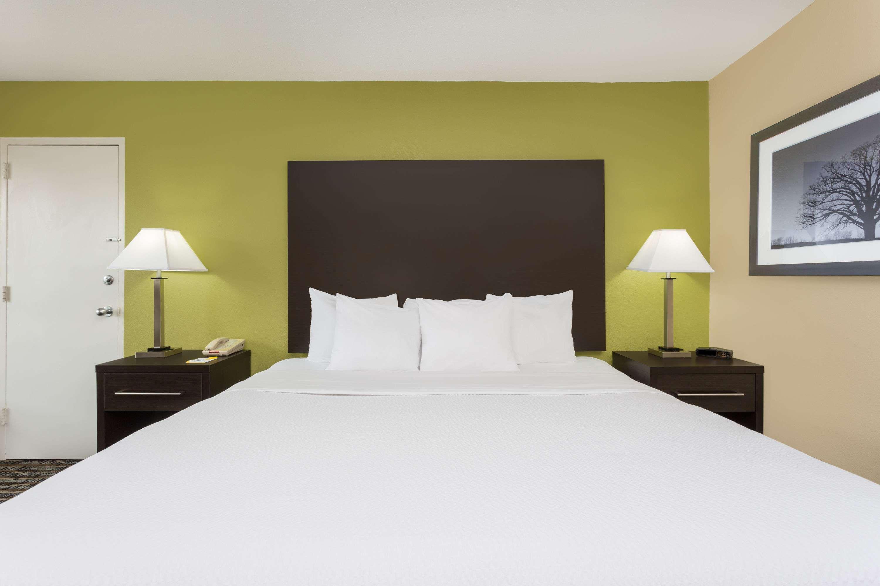 Days Inn By Wyndham Asheville/Mall Екстериор снимка