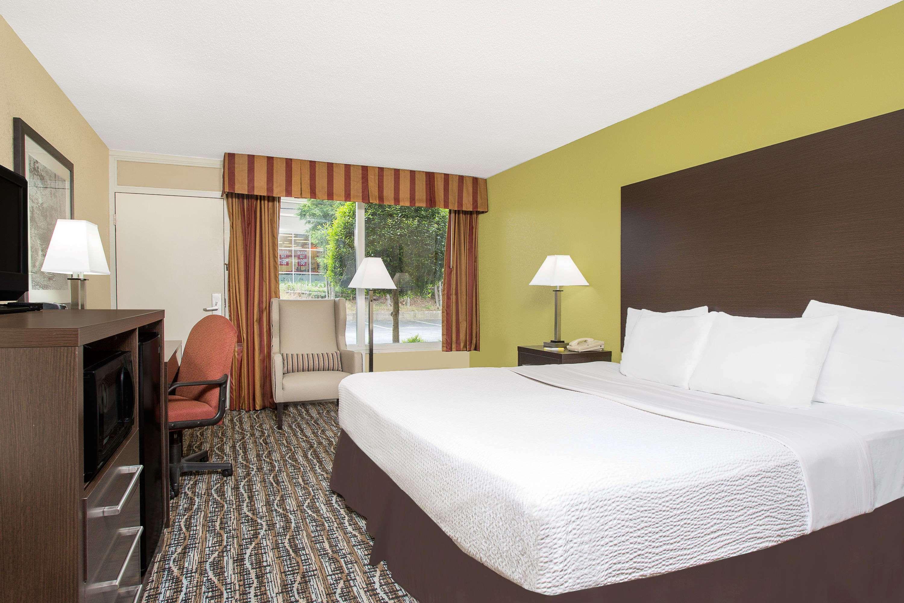 Days Inn By Wyndham Asheville/Mall Екстериор снимка