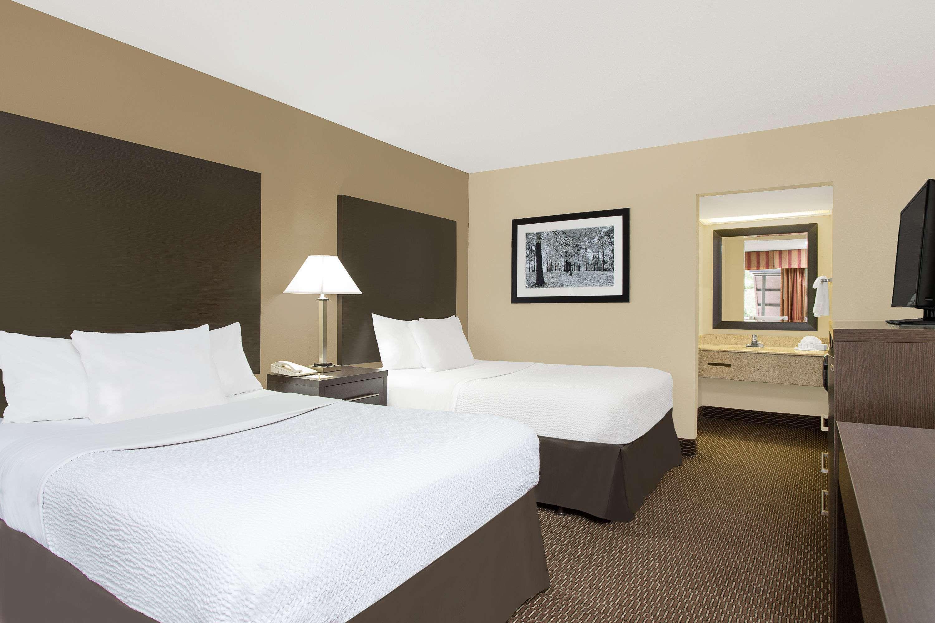 Days Inn By Wyndham Asheville/Mall Екстериор снимка