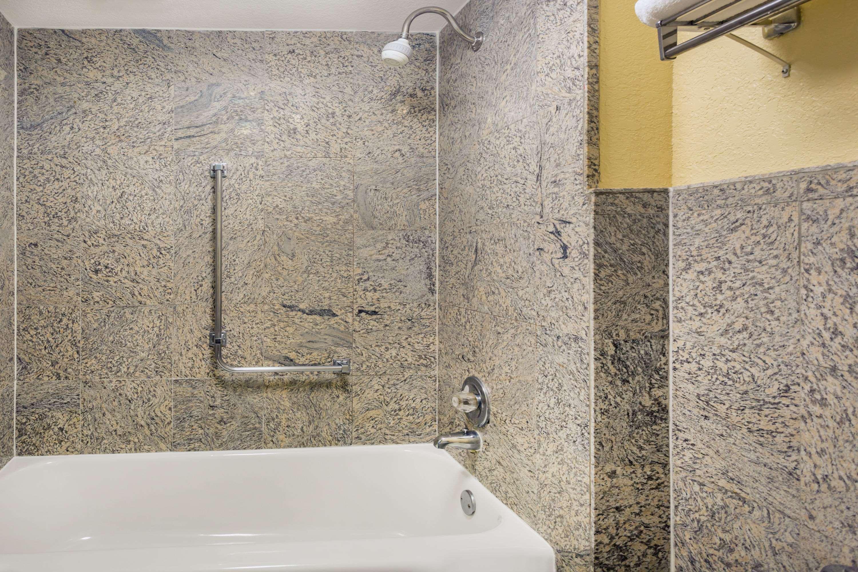 Days Inn By Wyndham Asheville/Mall Екстериор снимка