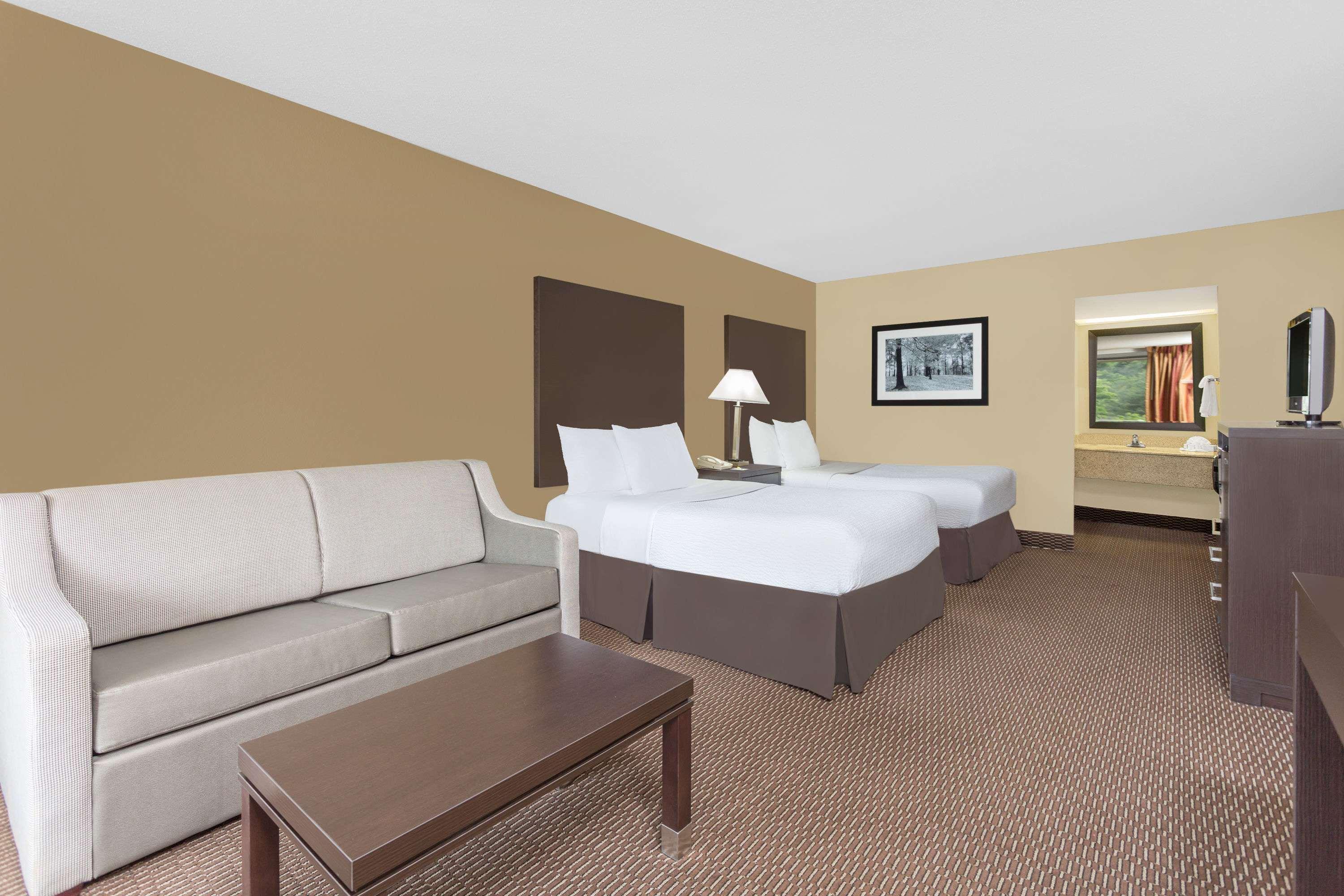 Days Inn By Wyndham Asheville/Mall Екстериор снимка