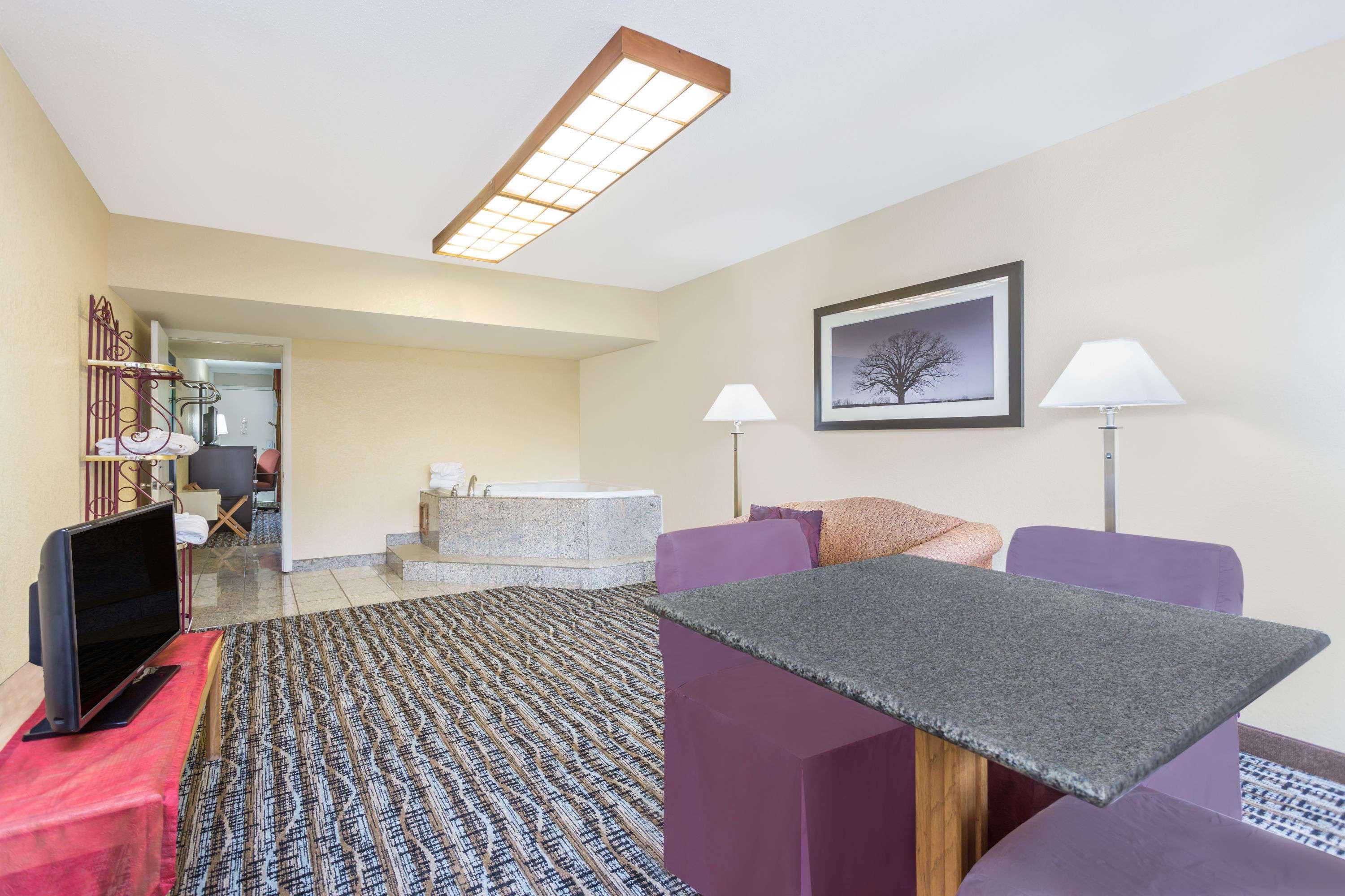 Days Inn By Wyndham Asheville/Mall Екстериор снимка