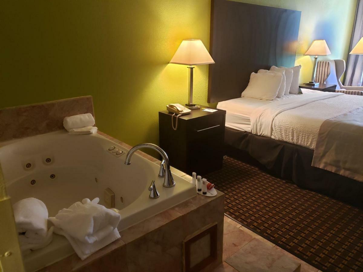 Days Inn By Wyndham Asheville/Mall Екстериор снимка