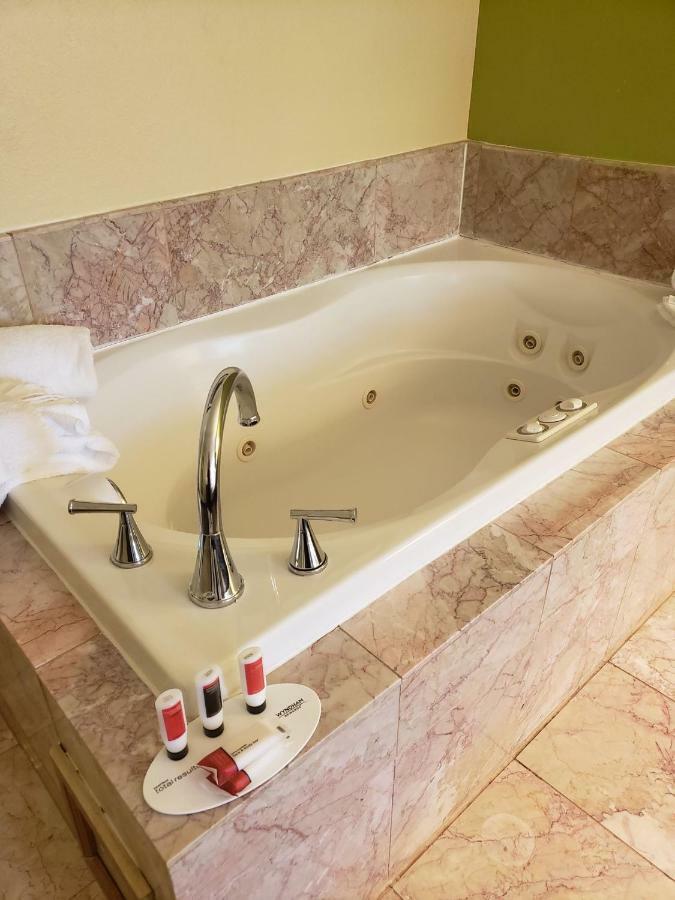 Days Inn By Wyndham Asheville/Mall Екстериор снимка